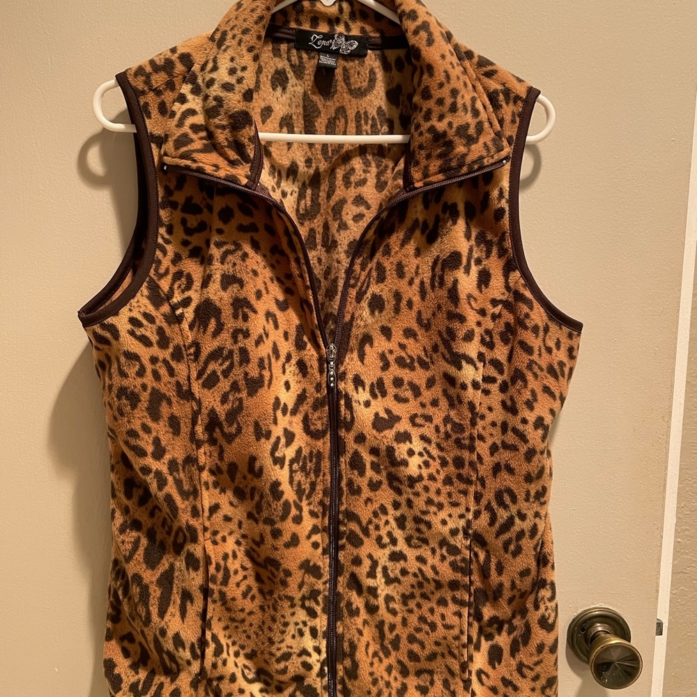 Cheetah print zip vest with 2 pockets soft